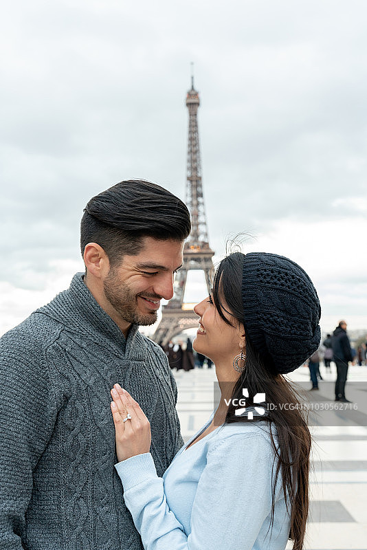 浪漫情侣在巴黎订婚图片素材