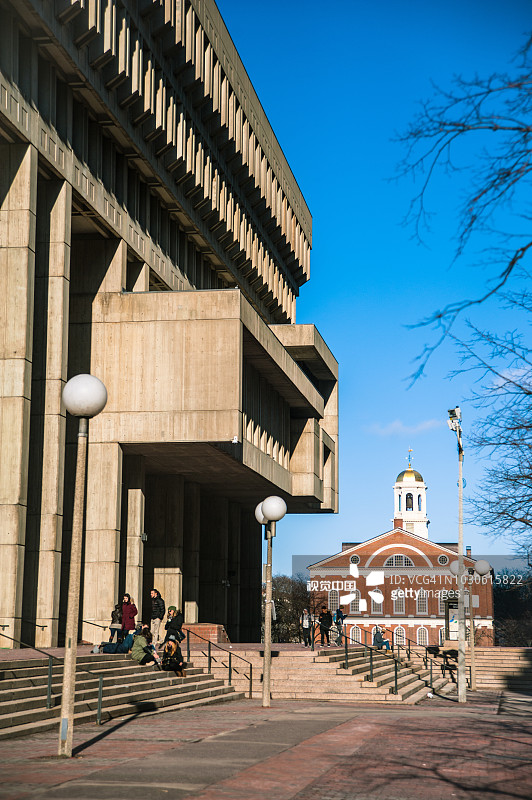 年轻人在波士顿市政厅台阶上休闲图片素材