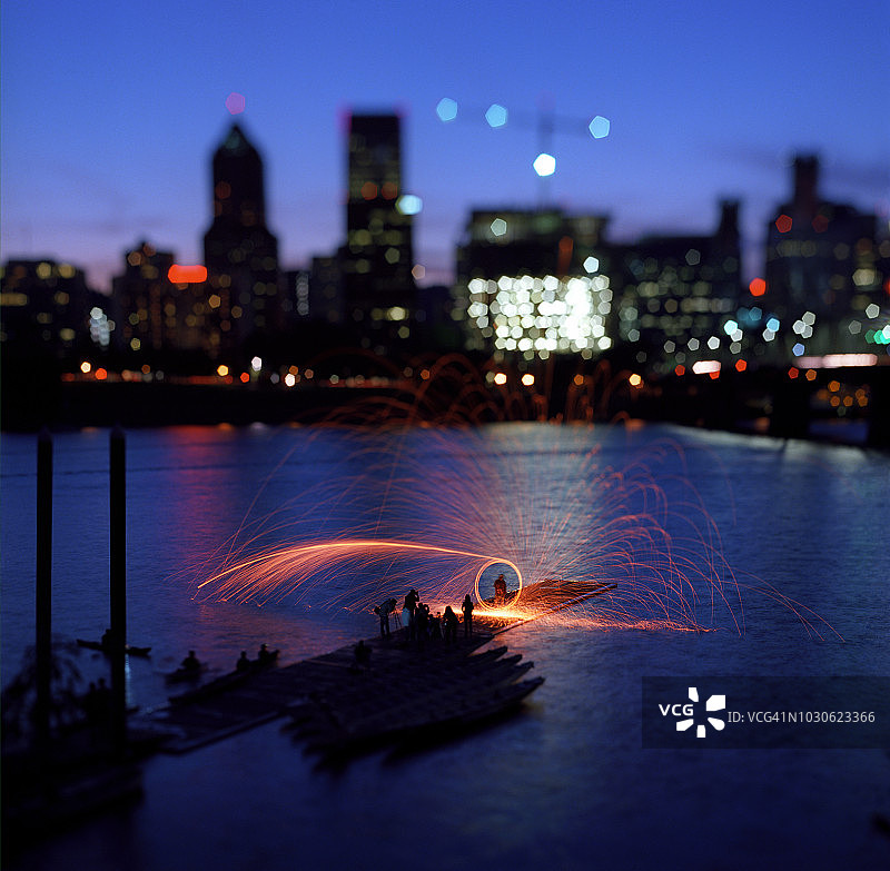 在俄勒冈州波特兰市威拉米特河上进行的钢丝棉燃烧演示图片素材