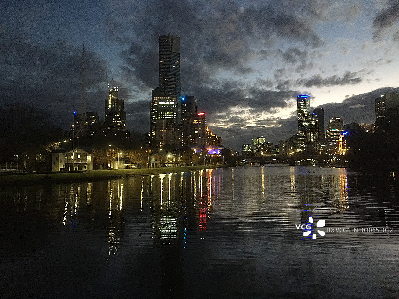 墨尔本亚拉河的金色时光图片素材