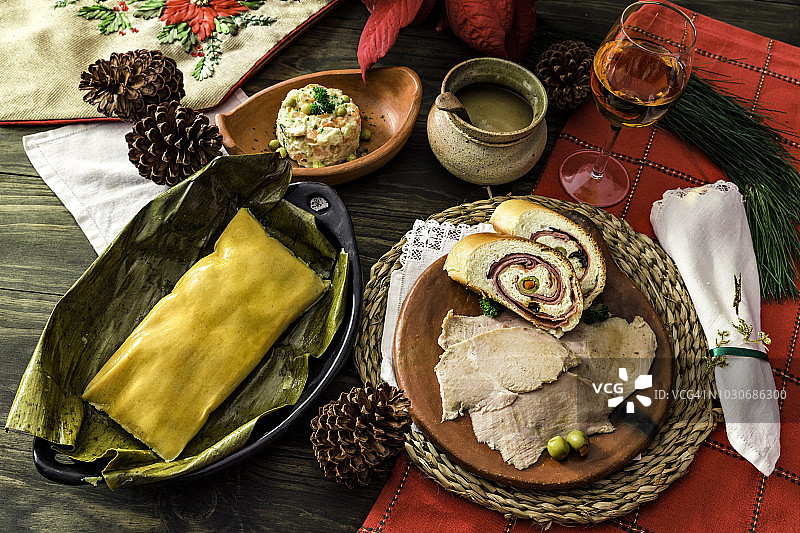 委内瑞拉传统圣诞食物：Hallacas、火腿面包、烤乳猪和鸡肉沙拉图片素材