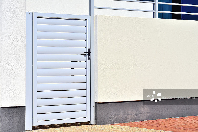 金属栅栏门和墙壁特写图片素材