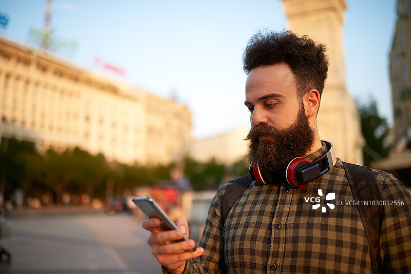 拿着手机的时髦男人图片素材