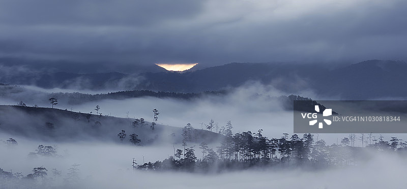 云雾山谷中的山脉层次图片素材