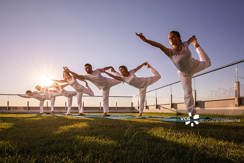阳台上练习瑜伽的运动人群仰视角度图片素材