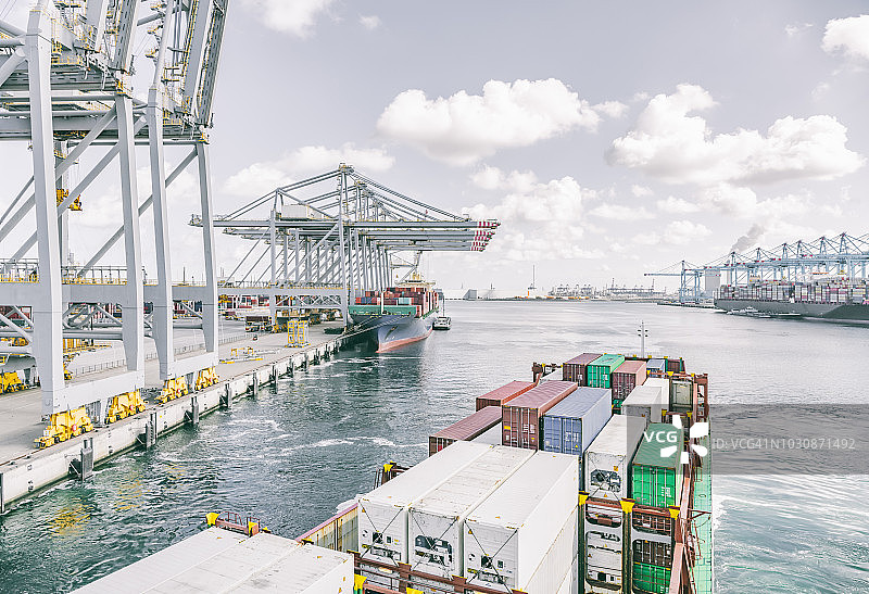 驶离港口的集装箱船图片素材