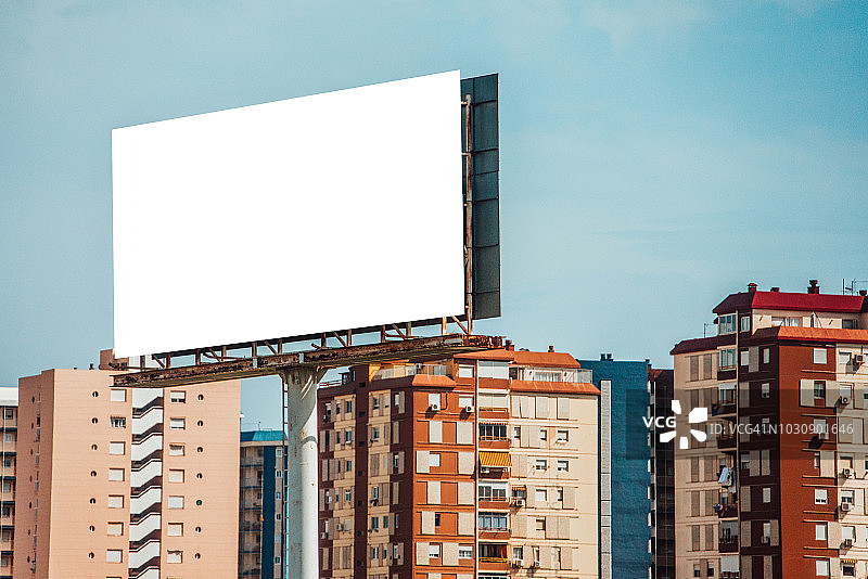 城市中的高大广告牌图片素材