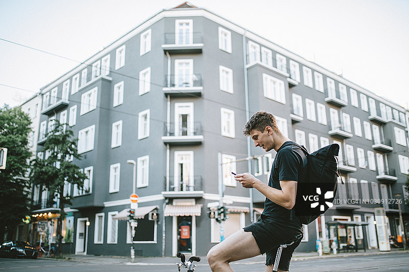 发短信的自行车信使图片素材