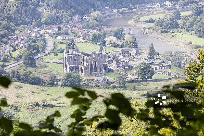 从奥法堤道观看丁登修道院，英国南威尔士蒙茅斯郡图片素材