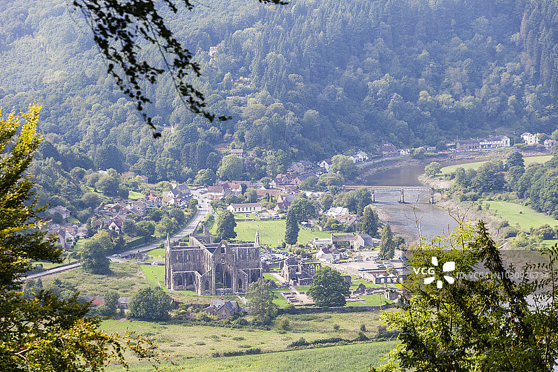 从奥法堤道观看丁登修道院，英国南威尔士蒙茅斯郡图片素材