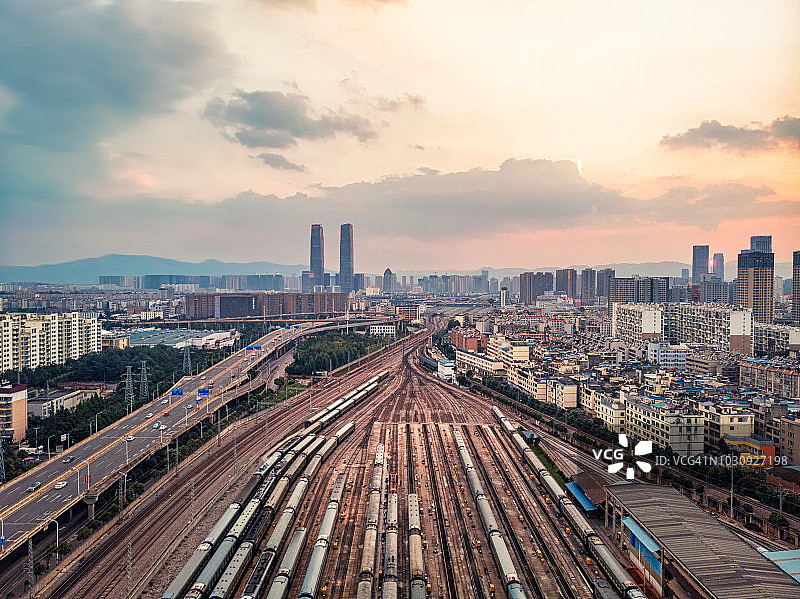 中国云南昆明日落景观和城市风光图片素材