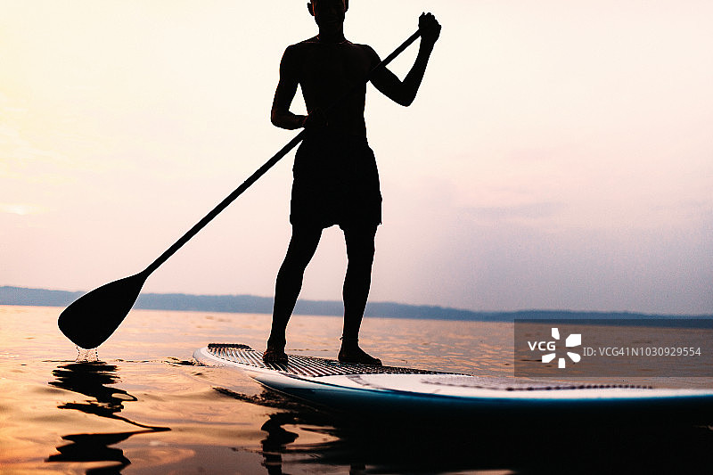 年轻男子在夏季的普吉特海湾玩桨板图片素材