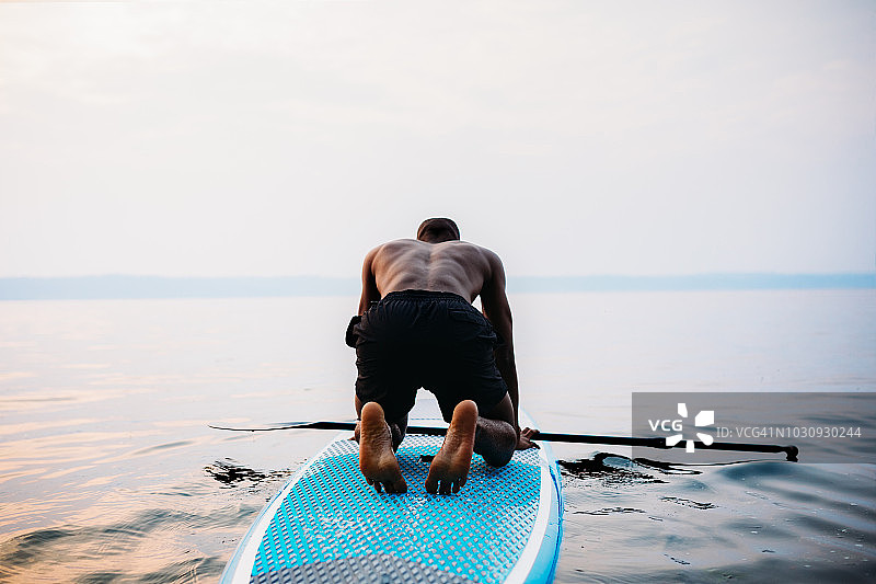 年轻男子在夏季的普吉特海湾玩桨板图片素材