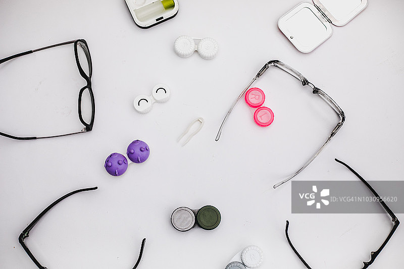 眼镜、隐形眼镜和化妆品俯视图图片素材