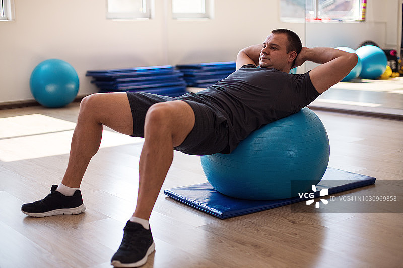努力训练的健壮男人图片素材