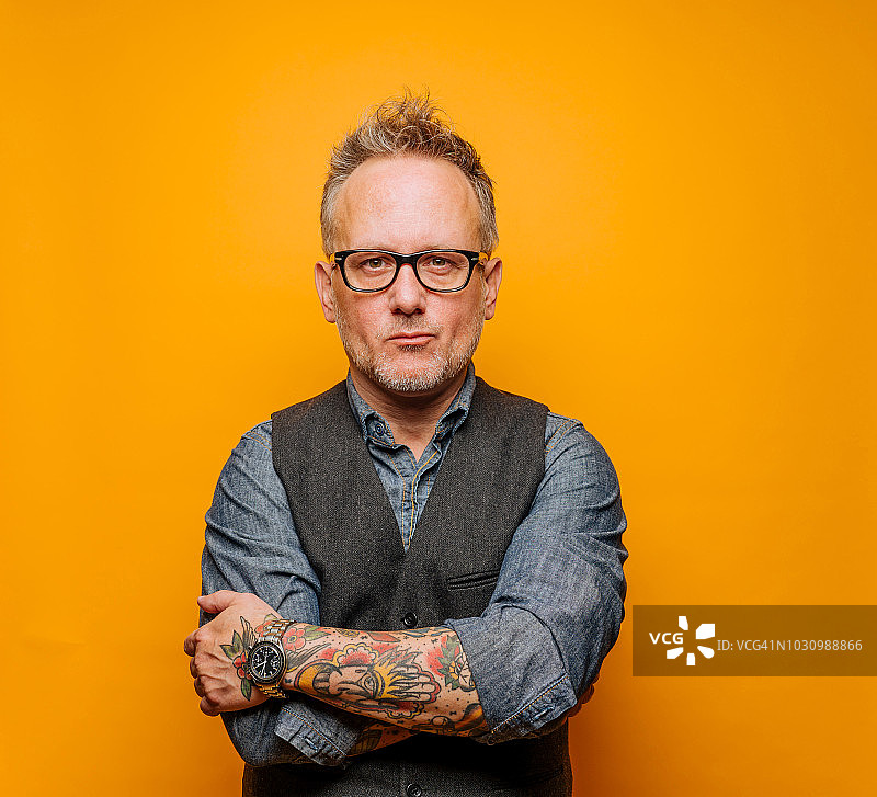 身穿牛仔衬衫的中年男人图片素材