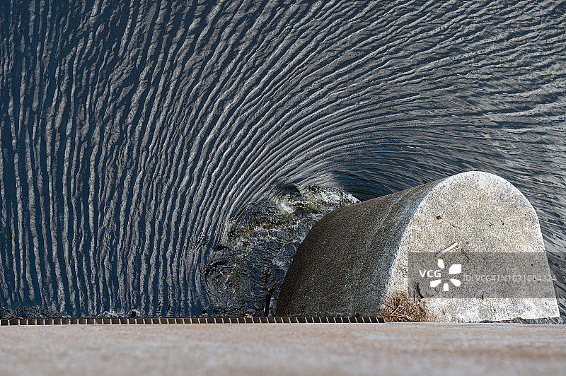 水电站大坝进水口的涌水图片素材