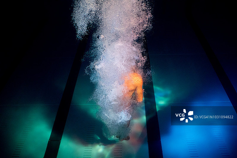 浸在水池里的男人图片素材