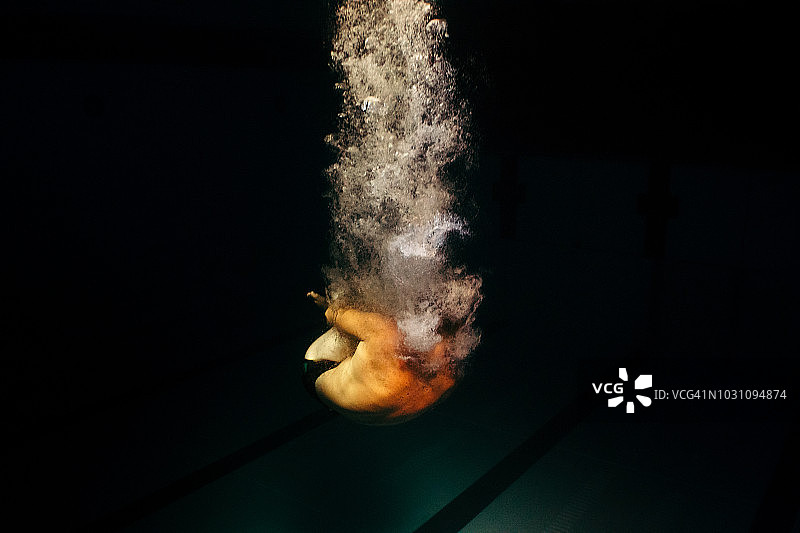 男人在泳池中下沉图片素材