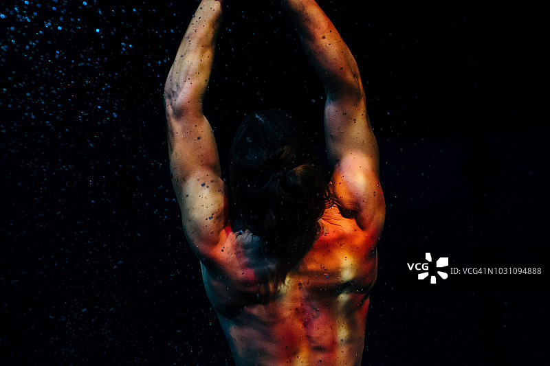 男人在泳池里潜水图片素材