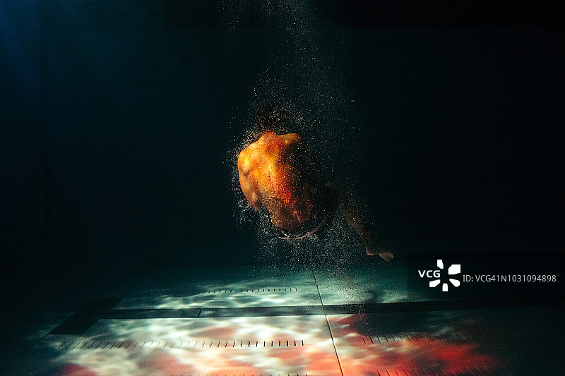 男子漂浮在泳池中图片素材