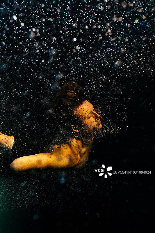 男人在泳池中出现图片素材