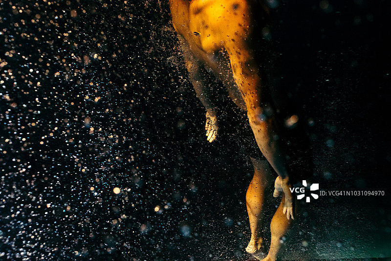 男人在泳池中出现图片素材