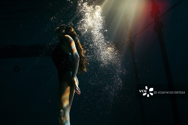 女人在泳池中起身图片素材