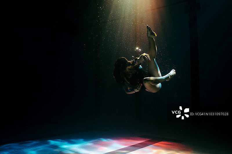 在游泳池里摆姿势的女人图片素材