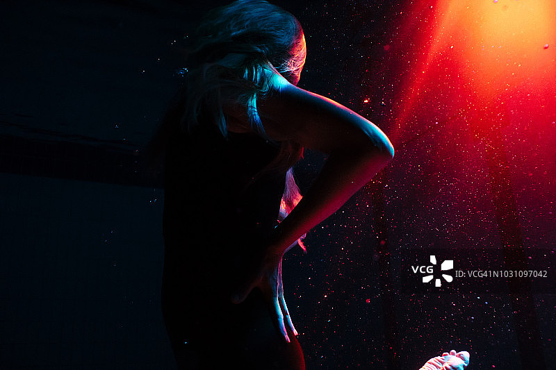 女子在水下摆姿势图片素材