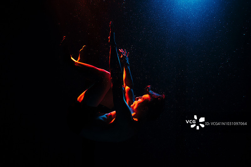 男人坠入泳池图片素材