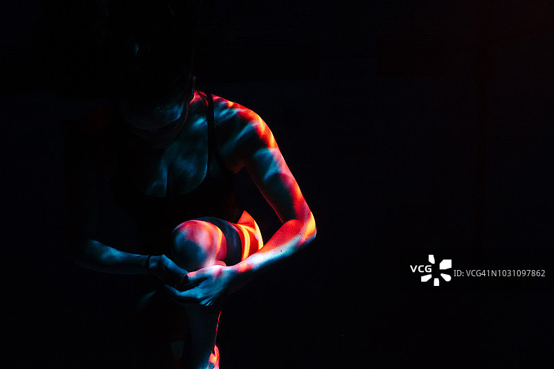 女子在水下摆姿势图片素材