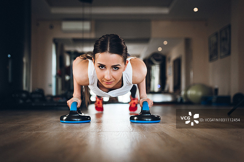 健身房里的强壮女人图片素材