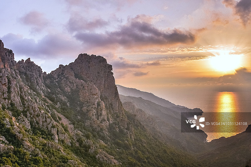 法国科西嘉皮亚纳岩柱群的戏剧性夏日日落（联合国教科文组织遗产地）图片素材
