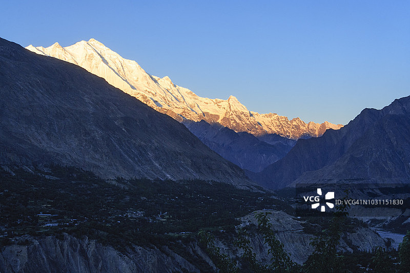 日出时分的拉卡波什和洪扎山谷图片素材