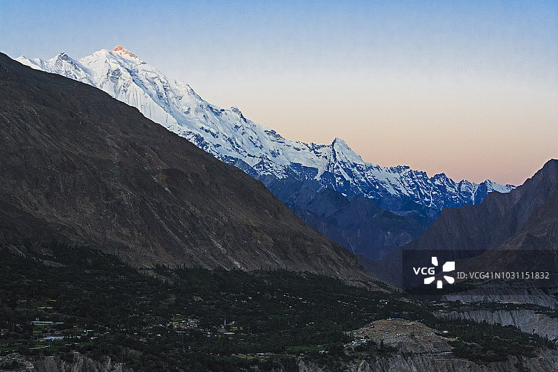 日出时分的拉卡波什和洪扎山谷图片素材