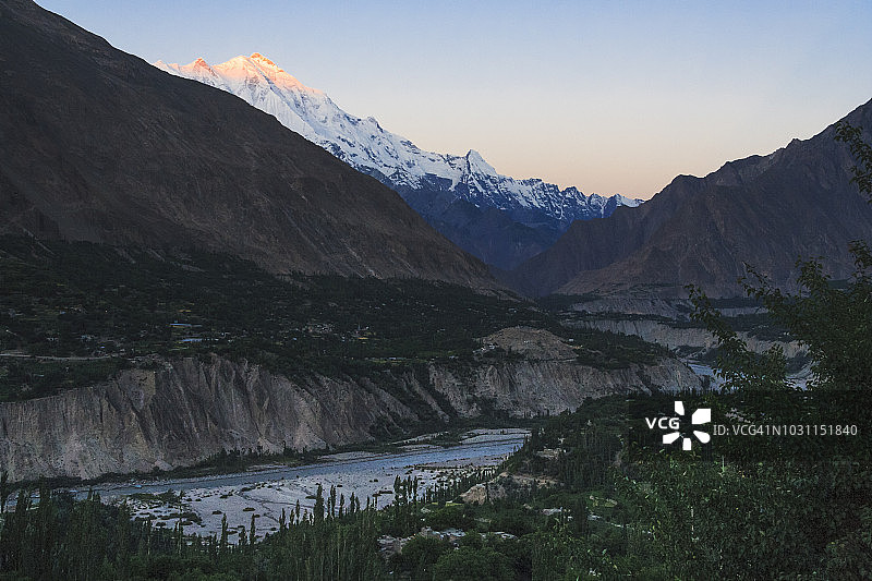 日出时分的拉卡波什和洪扎山谷图片素材