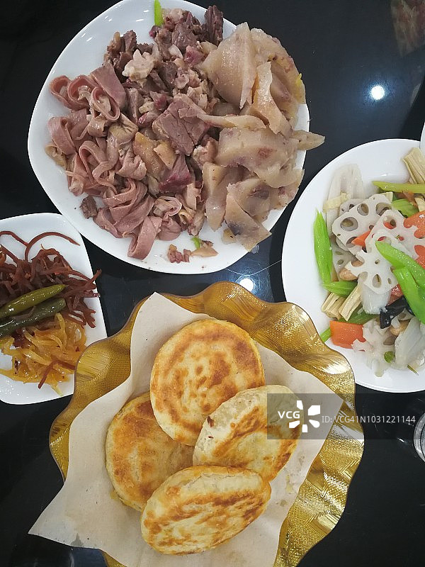 中式芝麻煎饼和肉馅羊肚图片素材