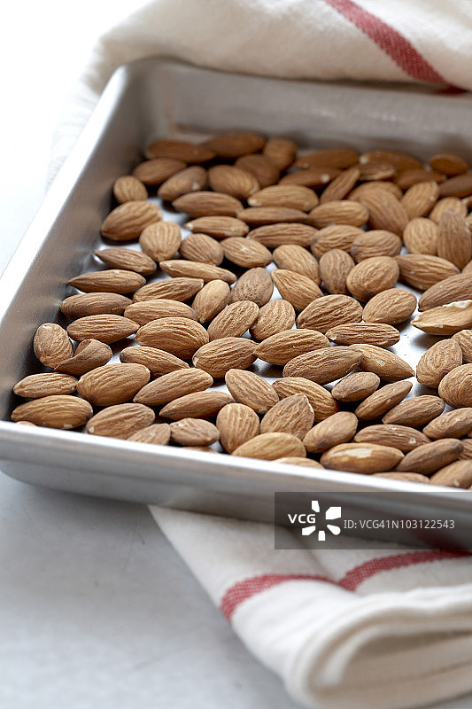 烤盘上的杏仁图片素材