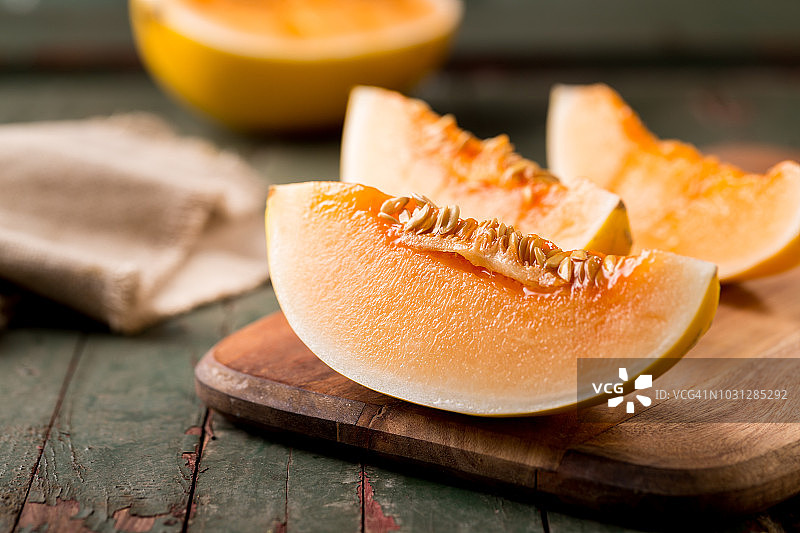 切菜板上切好的成熟甜瓜图片素材