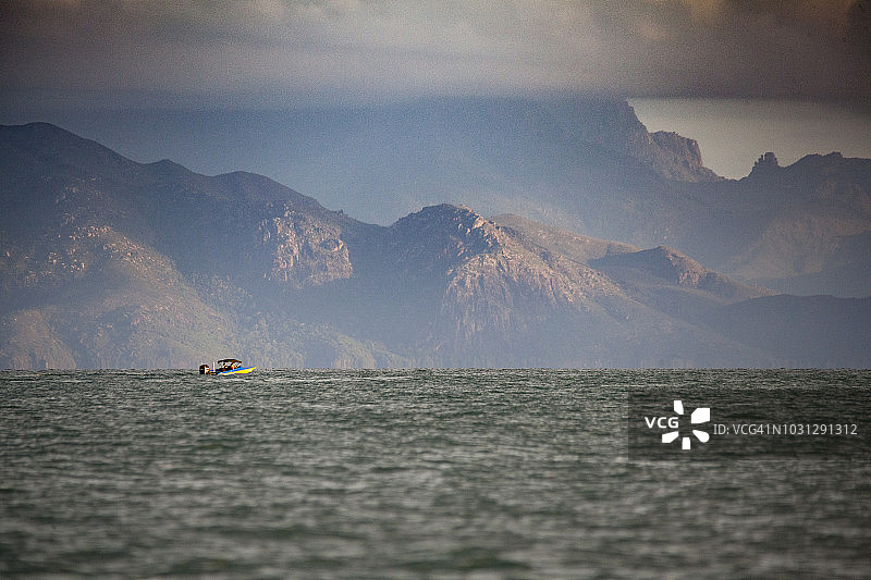 澳大利亚昆士兰辛钦布鲁克岛国家公园的小船图片素材