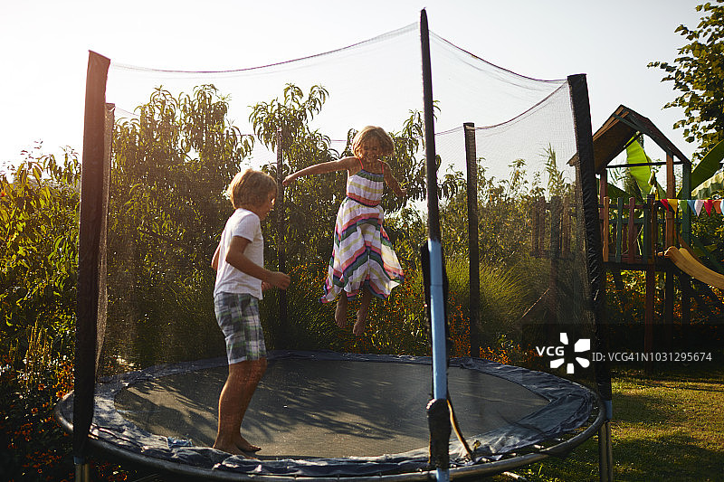 孩子们玩蹦床图片素材
