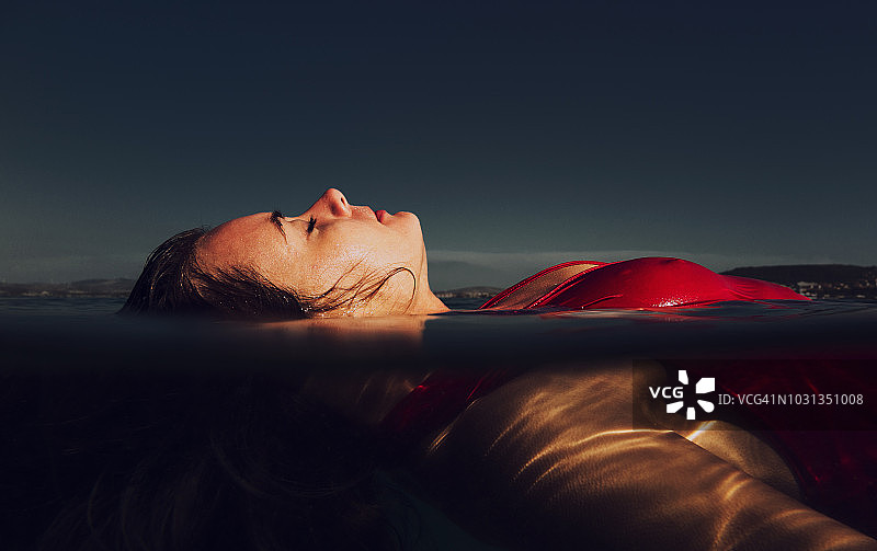 在海面上漂浮的漂亮女人图片素材