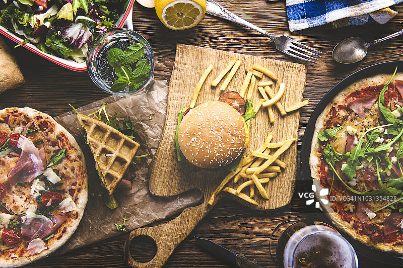 餐桌上的快餐和饮料图片素材