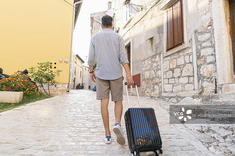 男游客回家图片素材