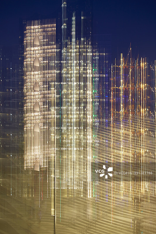 城市天际线模糊灯光图片素材