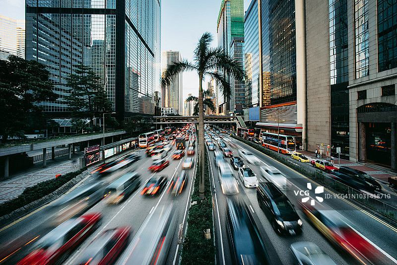 香港繁荣的城市景观：现代摩天大楼和高峰时段的交通图片素材