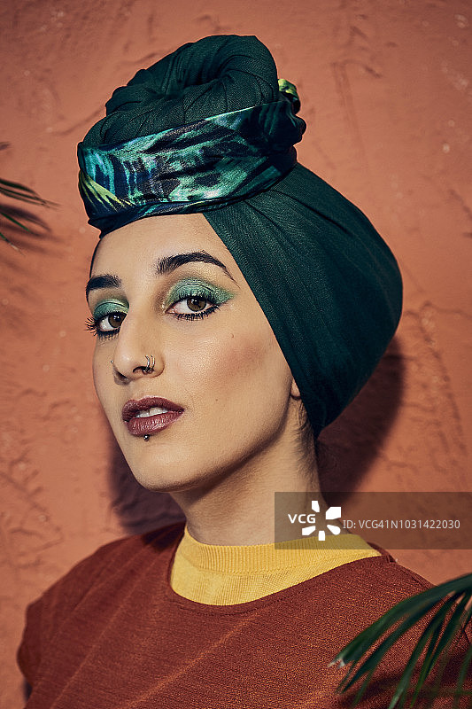 年轻穆斯林女人戴绿色头巾图片素材