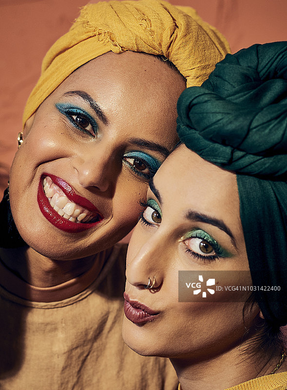 两位迷人朋友的合影特写图片素材