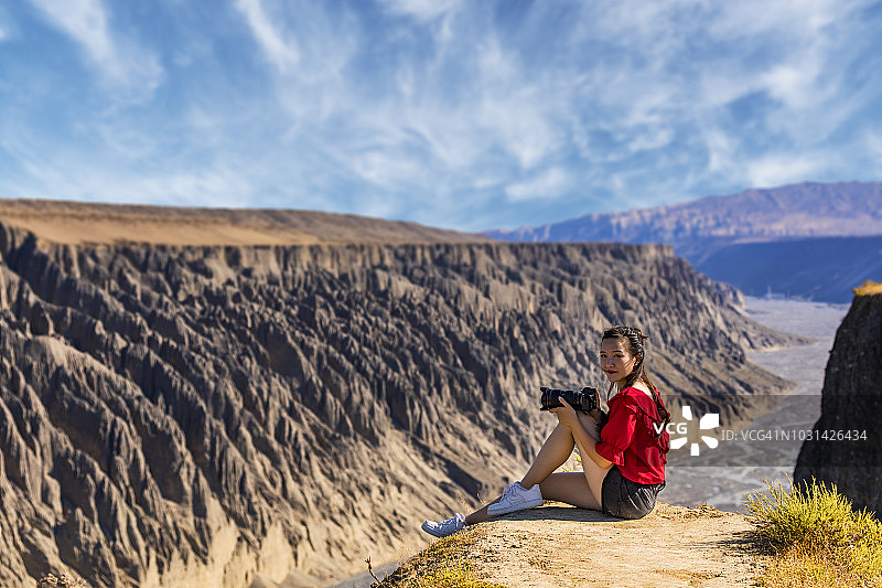 旅行者正在拍照图片素材